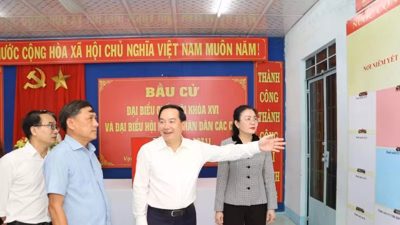 dong-chi-ho-xuan-truong-kiem-tra-khu-vuc-bo-phieu-to-dan-pho-so-9-xa-van-ninh-7969.jpg