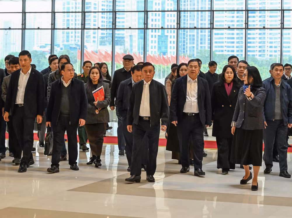 Thường trực Ban Bí thư Trần Cẩm Tú kiểm tra một số hạng mục cải tạo, sửa chữa, nâng cấp hệ thống trang thiết bị phục vụ Đại hội. (Ảnh: DUY LINH)