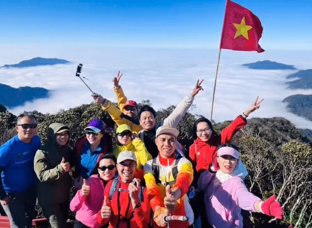 Tự hào Tổ quốc trên đỉnh Tây Côn Lĩnh.