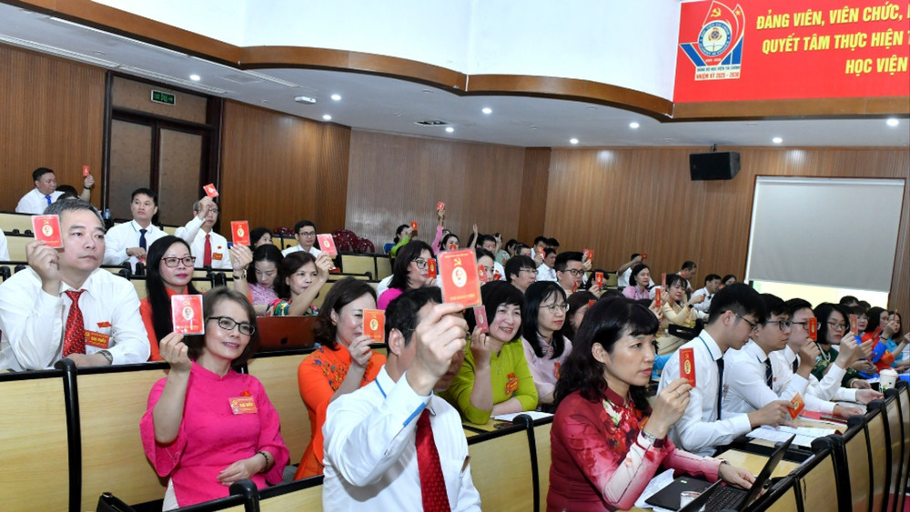 Đại biểu dự Đại hội Đảng bộ Học viện. (Ảnh: ĐĂNG KHOA) bieu-quyet-1529.jpg
