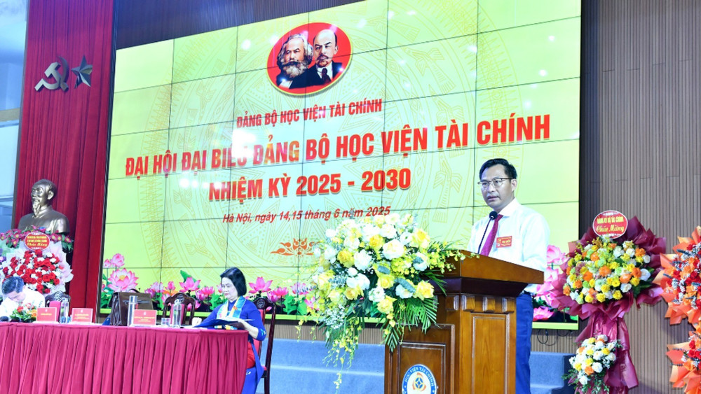 Đồng chí Nguyễn Văn Bình, Bí thư Đảng ủy, Chủ tịch Hội đồng trường trình bày Báo cáo chính trị. (Ảnh: ĐĂNG KHOA) dc-nguyen-van-binh-2243.jpg