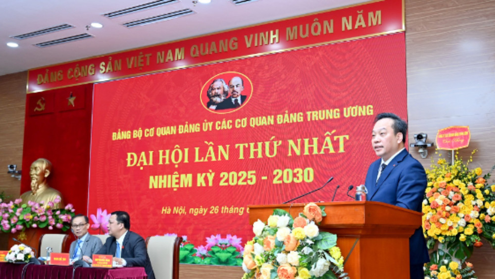 Đồng chí Đỗ Việt Hà, Phó Bí thư Đảng ủy các cơ quan Đảng Trung ương , Phó Bí thư Đảng ủy Cơ quan trình bày Báo cáo chính trị. (Ảnh: Đăng Khoa) dc-dvh-1555.jpg