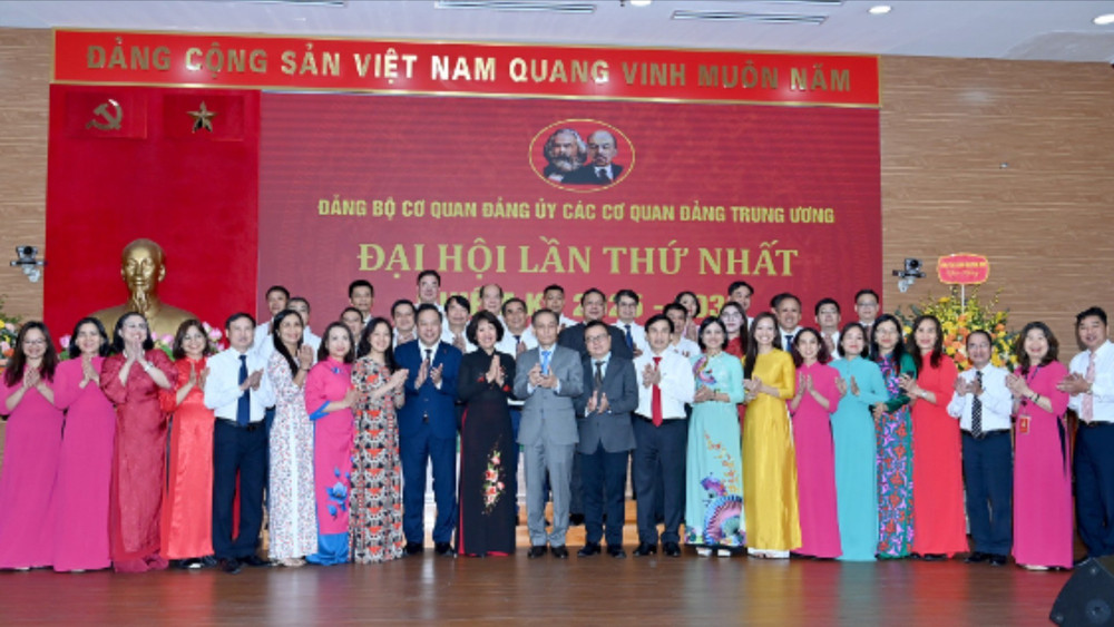 Các đại biểu chúc mừng thành công của Đại hội . (Ảnh: Đăng Khoa) thanh-cong-7235.jpg