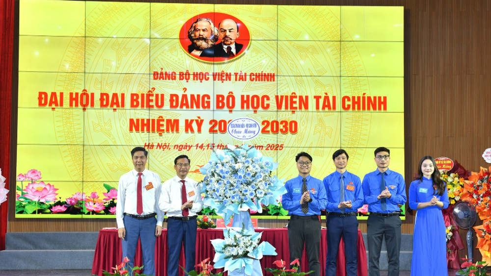 Đoàn Thanh niên Học viện chúc mừng Đại hội. (Ảnh: ĐĂNG KHOA) doan-thanh-nien-chuc-mung-2400.jpg