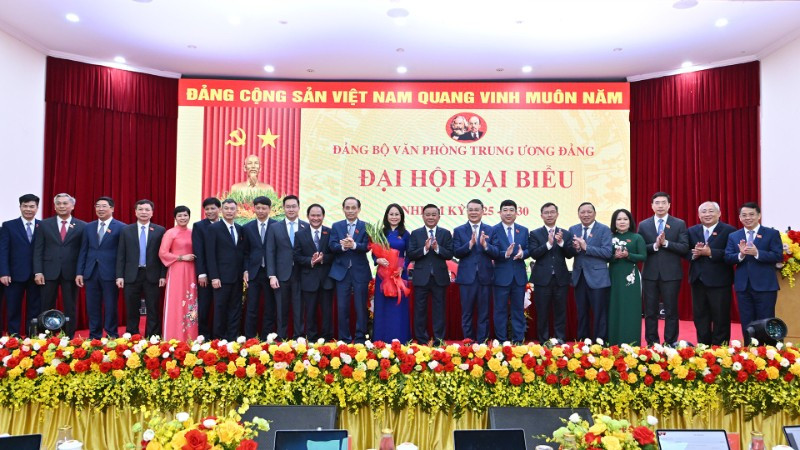 Thường trực Ban Bí thư Trần Cẩm Tú tặng hoa, chúc mừng Ban Chấp hành Đảng bộ Văn phòng Trung ương Đảng nhiệm kỳ 2025-2030. (Ảnh: THỦY NGUYÊN)