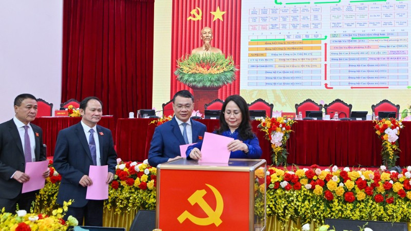 Các đại biểu bỏ phiếu bầu Ban Chấp hành Đảng bộ nhiệm kỳ 2025-2030. (Ảnh: THỦY NGUYÊN) bo-phieu-1376.jpg