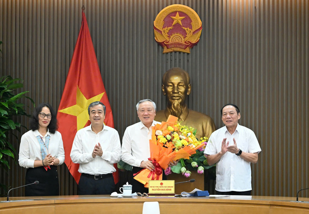 Thay mặt Ban Chỉ đạo 35 Trung ương, đồng chí Ngô Đông Hải chúc mừng Ban Chỉ đạo 35 Đảng ủy Chính phủ. (Ảnh: DUY LINH)