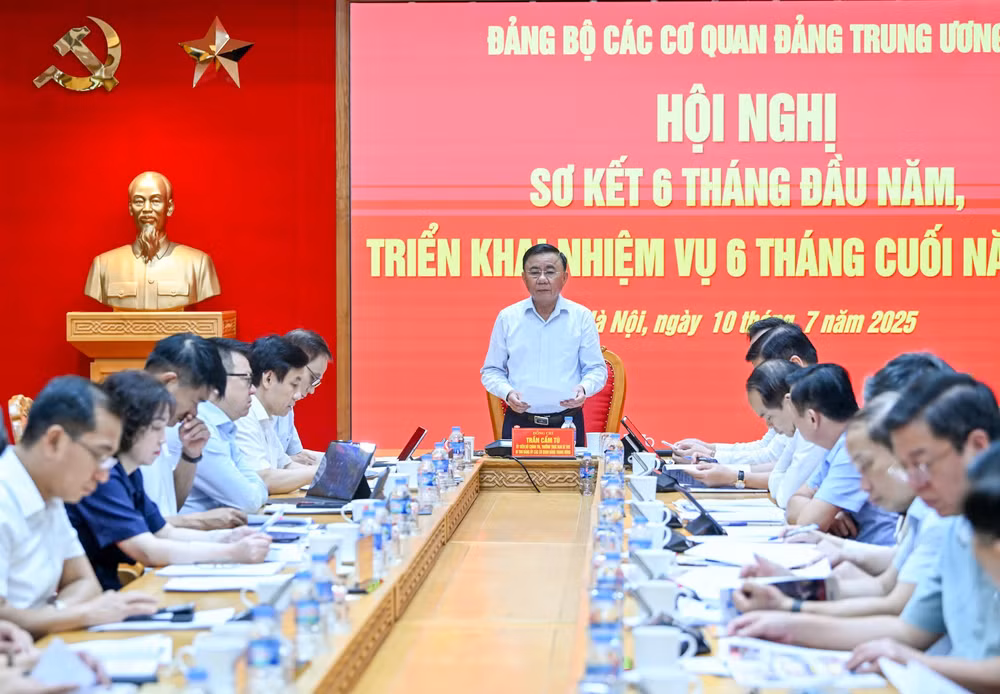 Thường trực Ban Bí thư Trần Cẩm Tú, Bí thư Đảng ủy các cơ quan Đảng Trung ương chủ trì hội nghị. (Ảnh: DUY LINH)