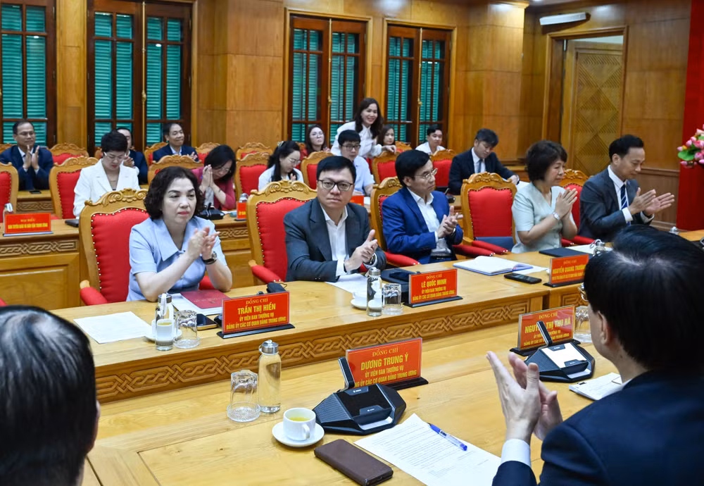 dai-bieu-du.jpg