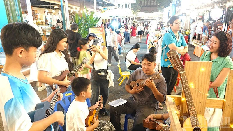 Đường Sách TP.HCM Rực Rỡ Với Ngày Hội Văn Hóa Đêm 'Bách Nghệ Khai Xuân'