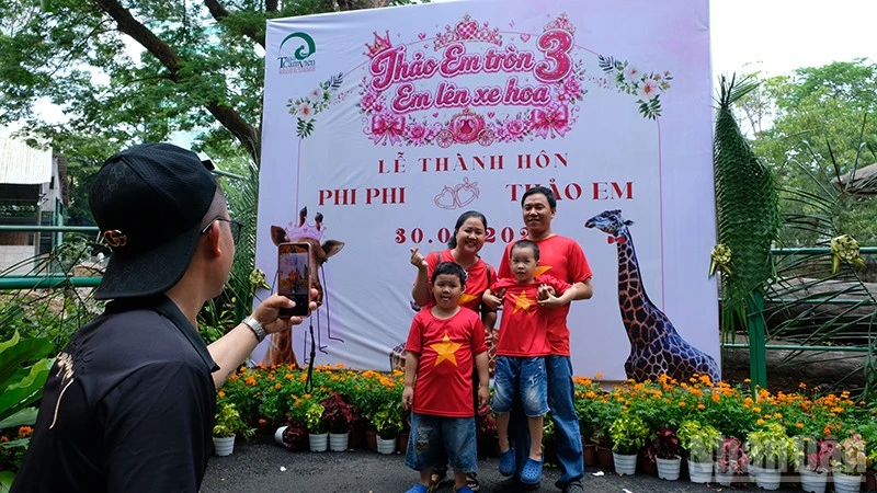 Đám cưới hươu cao cổ Thảo Em và Phi Phi thu hút hàng nghìn du khách tại Sài Gòn