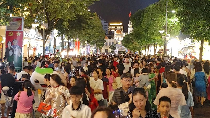 Đường hoa Nguyễn Huệ và Lễ hội Đường sách Tết 2026 thu hút 'biển người' tại TP.HCM