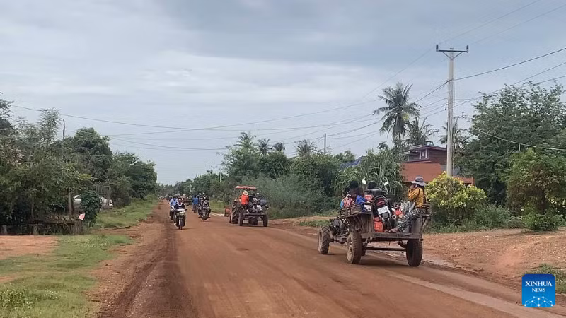 Người dân sơ tán khỏi khu vực biên giới Thái Lan-Campuchia tại tỉnh Oddar Meanchey, Campuchia, ngày 24/7. (Ảnh: THX)