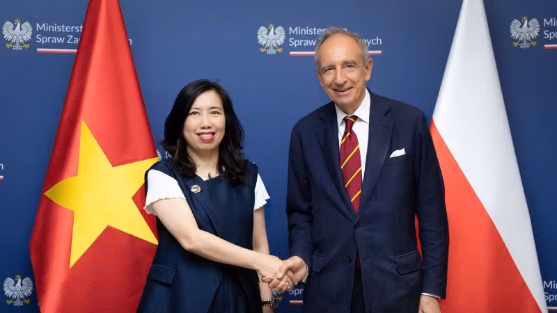 Thứ trưởng Ngoại giao Lê Thị Thu Hằng và Quốc vụ Khanh Bộ Ngoại giao Ba Lan Władysław Teofil Bartoszewski. (Ảnh: BNG)