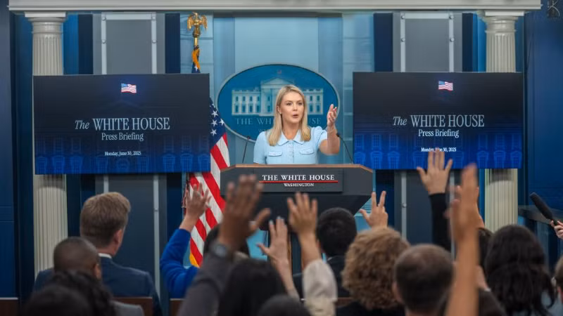 Thư ký báo chí Nhà Trắng Karoline Leavitt trả lời câu hỏi trong cuộc họp báo tại Nhà Trắng ở Washington D.C. vào ngày 30/6. (Ảnh: Tân Hoa xã)