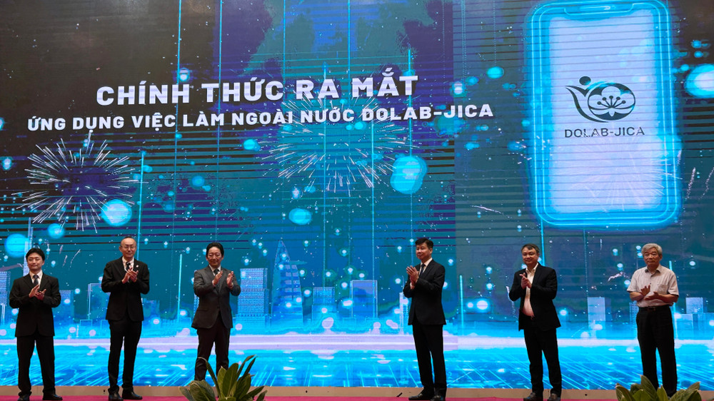 Các đại biểu cùng tham gia sự kiện ra mắt ứng dụng “Việc làm ngoài nước DOLAB-JICA”. (Ảnh: HẢI YẾN) 