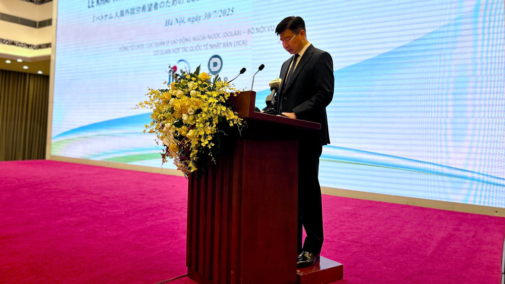 Phó Cục trưởng Cục Quản lý lao động ngoài nước Vũ Trường Giang chia sẻ tại sự kiện. (Ảnh: HẢI YẾN) img-1084-97.jpg