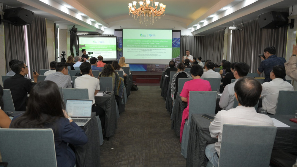 Đại diện các doanh nghiệp, hiệp hội ngành hàng, cơ quan quản lý Nhà nước, tổ chức quốc tế và viện nghiên cứu tham gia chuỗi khóa đào tạo về kinh tế tuần hoàn và sản xuất. (Ảnh: UNDP) l21-4640-5902.jpg