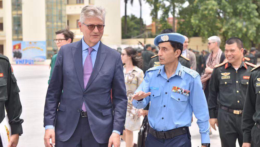 Phó Tổng Thư ký Liên hợp quốc Jean-Pierre Lacroix làm việc với Văn phòng Thường trực Bộ Công an và Đơn vị Cảnh sát gìn giữ hòa bình số 1. (Ảnh: VNFPU1) 