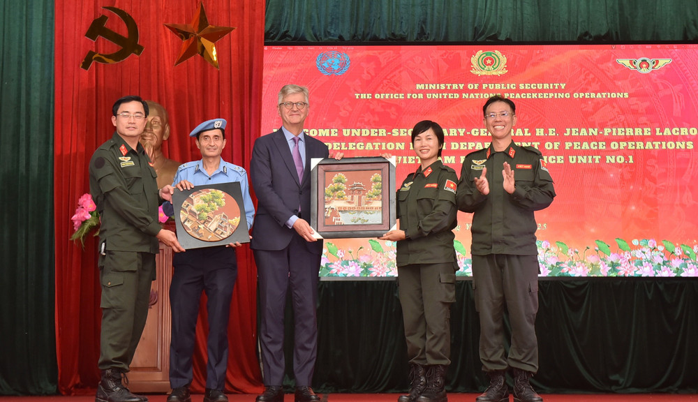 Phó Tổng Thư ký Liên hợp quốc Jean-Pierre Lacroix làm việc với Văn phòng Thường trực Bộ Công an và Đơn vị Cảnh sát gìn giữ hòa bình số 1. (Ảnh: VNFPU1) cut-dsc-2311.jpg