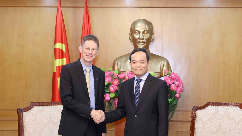 Trưởng Ban Chính sách, Chiến lược Trung ương Trần Lưu Quang tiếp Chủ tịch AES Việt Nam Oliver Marquette. (Ảnh: TTXVN)