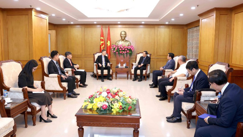 Trưởng Ban Chính sách, Chiến lược Trung ương Trần Lưu Quang tiếp Chủ tịch AES Việt Nam Oliver Marquette. (Ảnh: TTXVN) vna-potal-truong-ban-chinh-sach-chien-luoc-trung-uong-tran-luu-quang-tiep-chu-tich-aes-viet-nam-8139053-7003.jpg