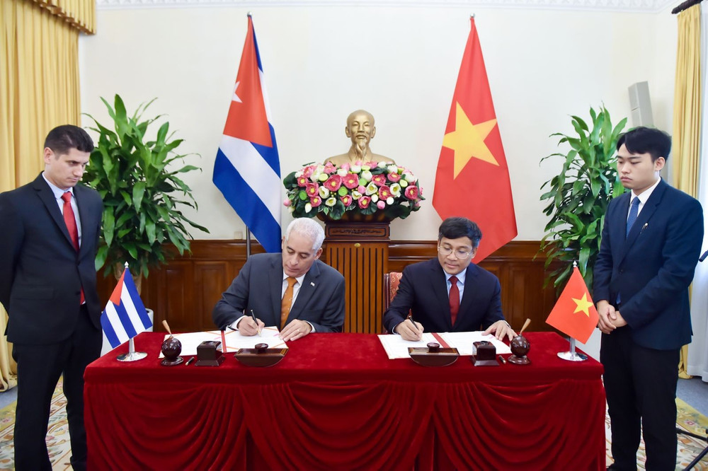 Ký kết Kế hoạch Tham khảo chính trị giai đoạn 2026-2028 giữa hai Bộ Ngoại giao Việt Nam-Cuba. (Ảnh: BNG) anh-tkct-3.jpg
