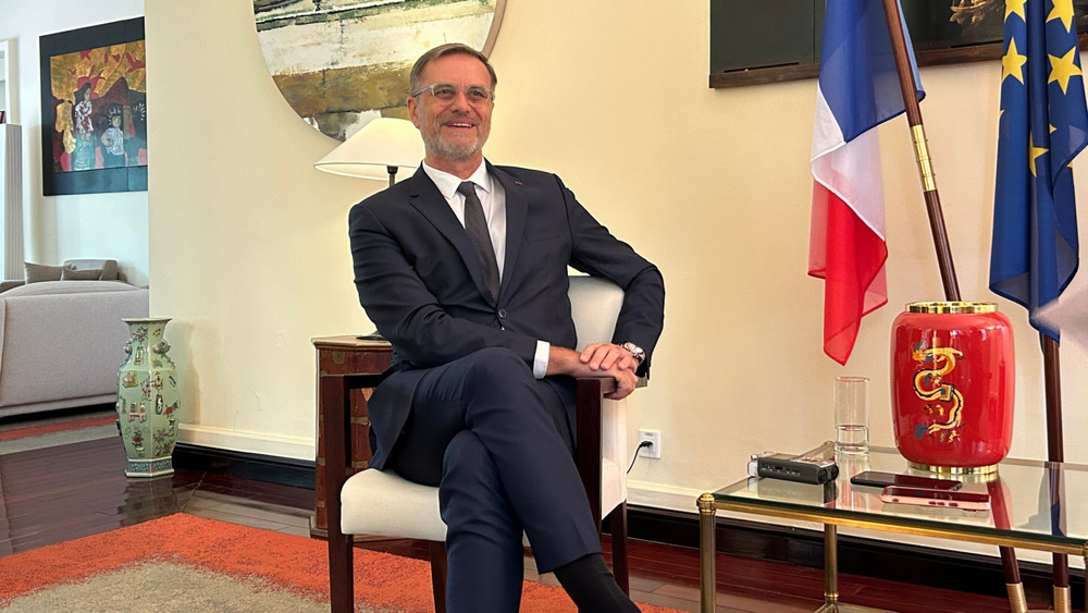 Đại sứ Cộng hòa Pháp tại Việt Nam Olivier Brochet chia sẻ với phóng viên Báo Nhân Dân. (Ảnh: HẢI YẾN) img-1006-7007.jpg