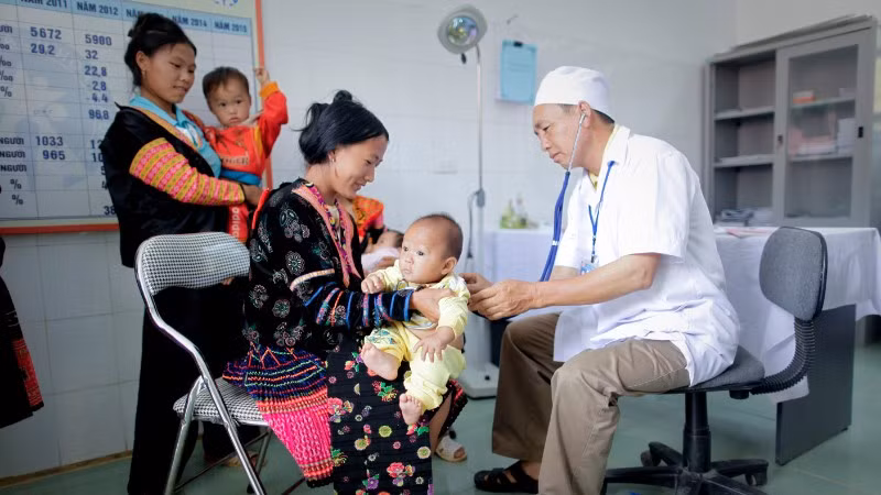 Dữ liệu WUENIC cho thấy vai trò then chốt của Chính phủ, tài chính nội địa và y tế cơ sở trong hiện thực hóa mục tiêu tiêm chủng toàn cầu đến năm 2030. (Ảnh: UNICEF)