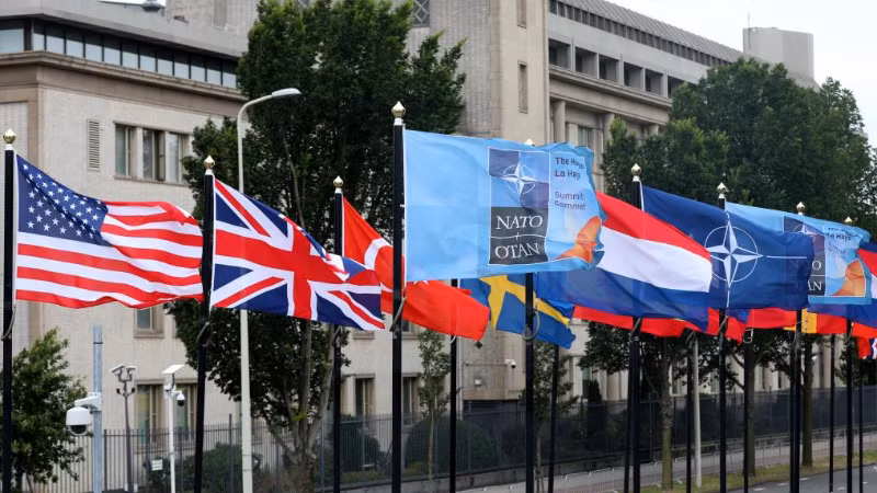 Lá cờ của NATO và các nước thành viên tại địa điểm tổ chức Hội nghị thượng đỉnh NATO ở The Hague, Hà Lan. (Ảnh: THX)