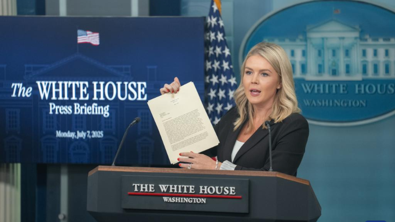 Thư ký báo chí Nhà Trắng Karoline Leavitt giới thiệu bức thư của Tổng thống Mỹ Donald Trump gửi Thủ tướng Nhật Bản trong buổi họp báo tại Nhà Trắng ở Washington ngày 7/7/2025. (Ảnh: THX) thu-ky-bao-chi-nha-trang-3400.png