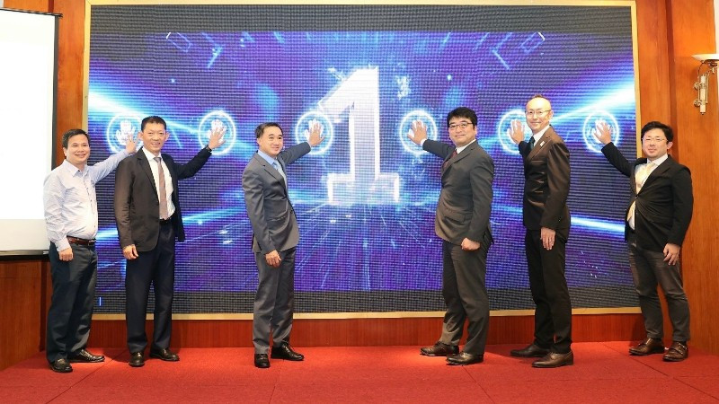 Các đại biểu thực hiện nghi thức bấm nút đánh dấu việc khởi động chính thức Dự án Khám chữa bệnh từ xa. (Ảnh: JICA)