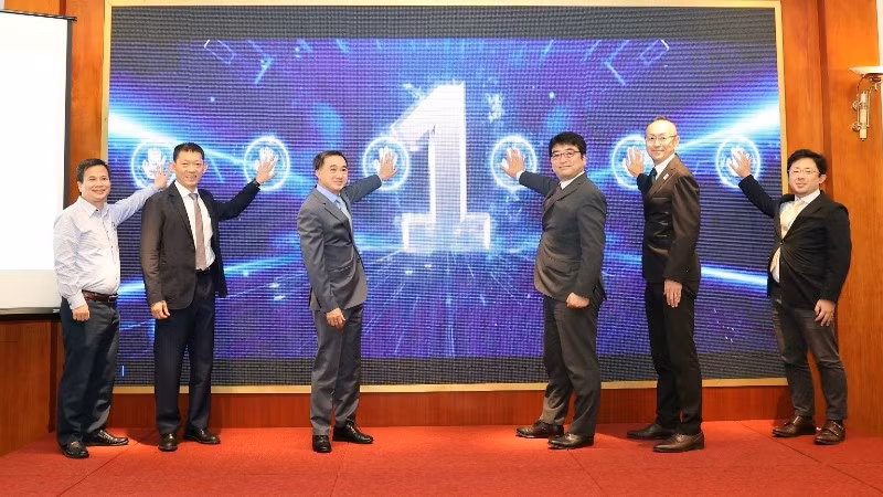 Các đại biểu thực hiện nghi thức bấm nút đánh dấu việc khởi động chính thức Dự án Khám chữa bệnh từ xa. (Ảnh: JICA)