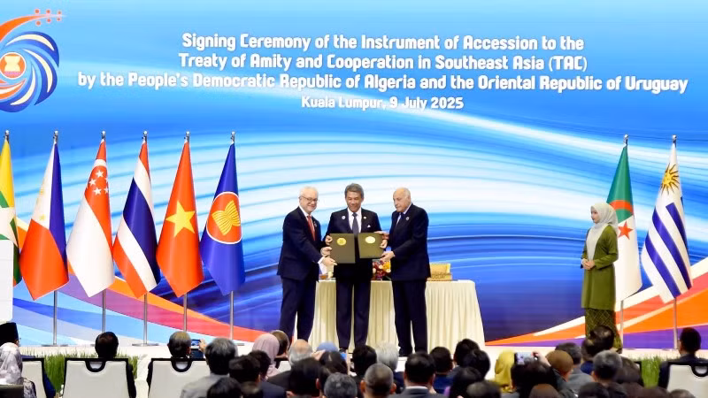 Lễ ký kết văn kiện tham gia Hiệp ước Thân thiện và Hợp tác ở Đông Nam Á (TAC). (Ảnh: BNG)