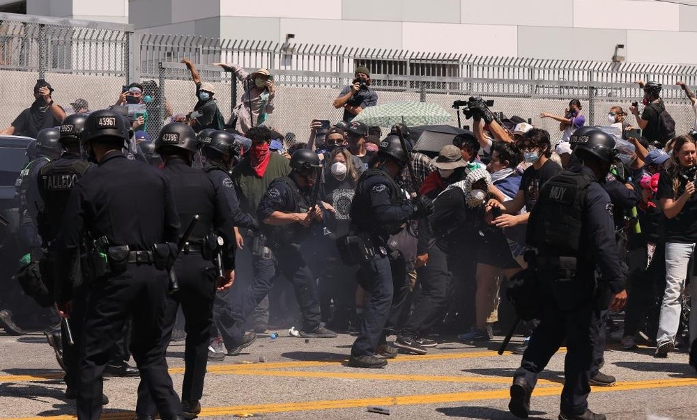 Cảnh sát cố gắng giải tán người biểu tình tại Los Angeles, bang California, ngày 8/6/2025. (Ảnh: Tân Hoa xã)