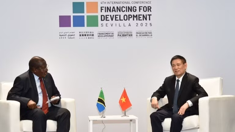 Phó Thủ tướng Chính phủ Hồ Đức Phớc gặp Phó Tổng thống Tanzania Philip Isdor Mpango. (Ảnh: Bộ Ngoại giao)