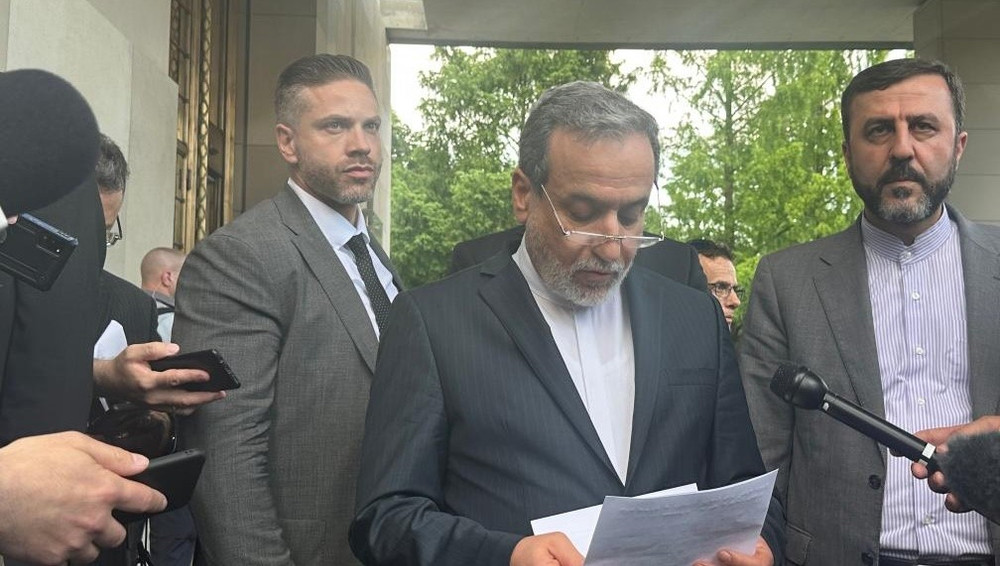 Ngoại trưởng Iran Seyed Abbas Araghchi (giữa) gặp gỡ báo chí tại Geneva, Thụy Sĩ, ngày 20/6. (Ảnh: Tân Hoa xã)