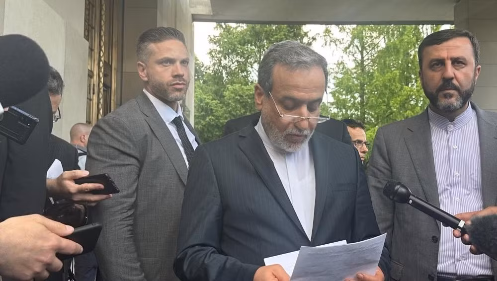 Ngoại trưởng Iran Seyed Abbas Araghchi (giữa) gặp gỡ báo chí tại Geneva, Thụy Sĩ, ngày 20/6. (Ảnh: Tân Hoa xã)