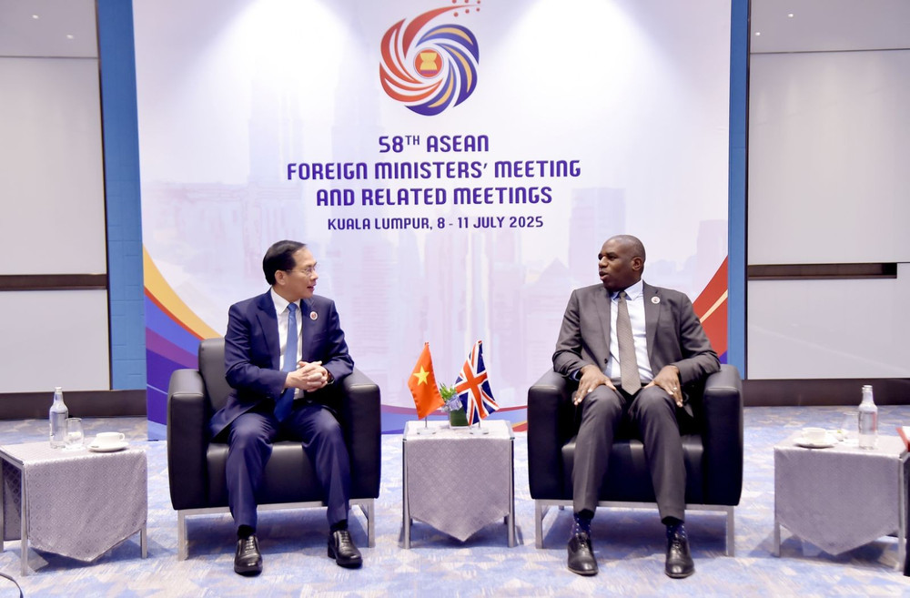 Phó Thủ tướng, Bộ trưởng Ngoại giao Bùi Thanh Sơn gặp Bộ trưởng Ngoại giao Anh David Lammy. (Ảnh: BNG) gap-btng-anh2.jpg
