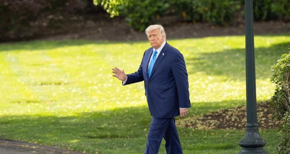 Tổng thống Mỹ Donald Trump đi bộ lên trực thăng tại khuôn viên Nhà trắng ở Washington D.C. (Ảnh: Tân Hoa xã)