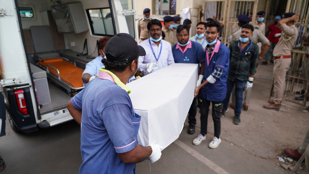Chuyển thi thể nạn nhân trong vụ tai nạn máy bay của hãng hàng không Air India tới bệnh viện ở Ahmedabad, Gujarat, Ấn Độ, ngày 13/6. (Ảnh: THX/TTXVN)