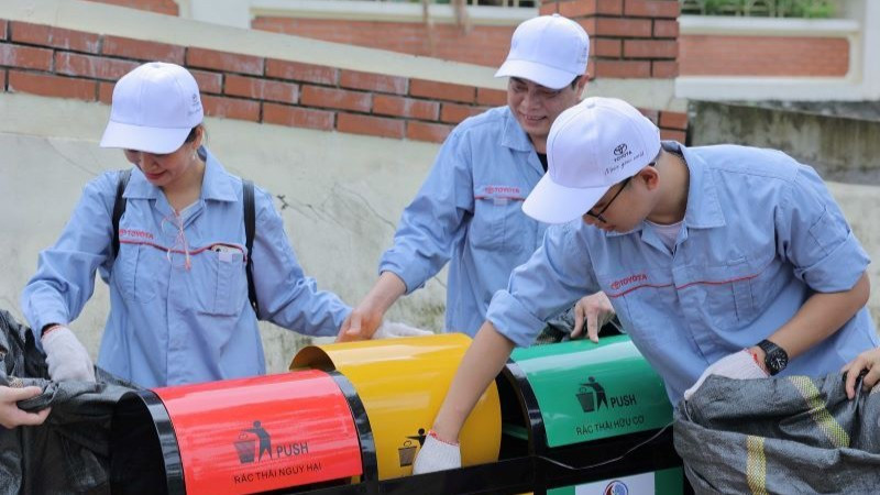 Phân loại rác thải sinh hoạt trên hè phố. (Ảnh: TRUNG TUYẾN)
