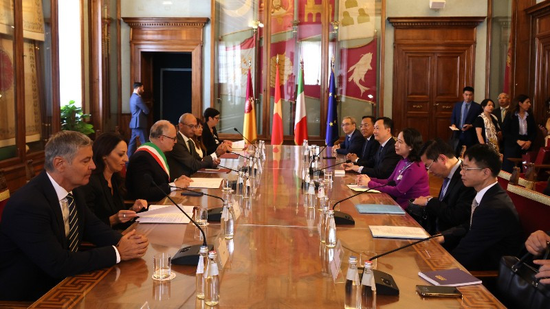 Phó Chủ tịch nước Võ Thị Ánh Xuân đã có cuộc gặp với Thị trưởng thành phố Roma Roberto Gualtieri. (Ảnh: BNG) pctn-gap-thi-truong-rome-3224.jpg