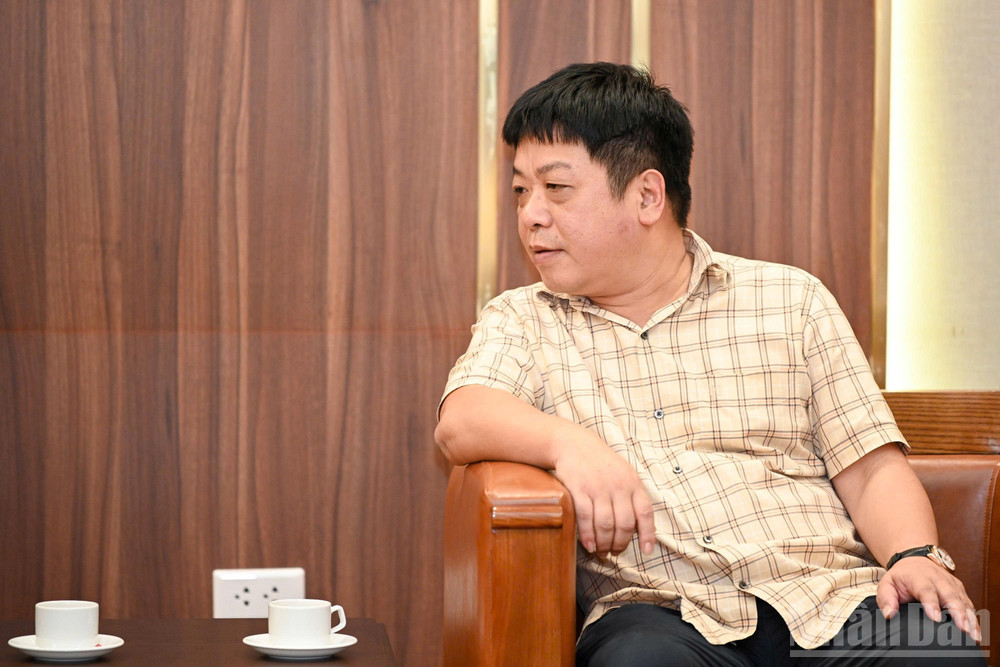 Phó Tổng Biên tập Báo Nhân Dân Quế Đình Nguyên chia sẻ tại buổi gặp mặt. (Ảnh: THẾ ĐẠI) ndo_br_dc-que-dinh-nguyen.jpg