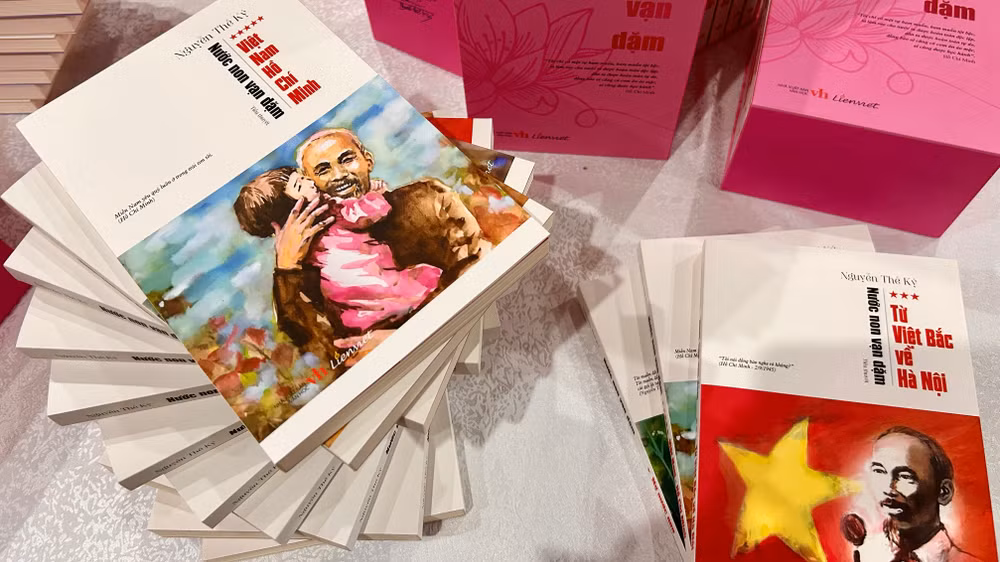 Những tác phẩm về Chủ tịch Hồ Chí Minh được giới thiệu trong khuôn khổ sự kiện. (Ảnh: HẢI YẾN)