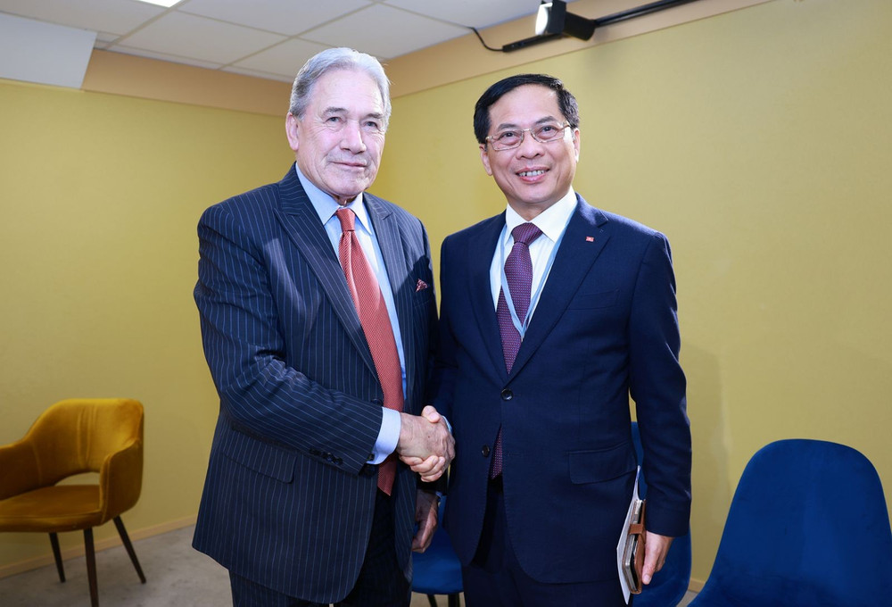 Phó Thủ tướng Chính phủ, Bộ trưởng Ngoại giao Bùi Thanh Sơn cùng Bộ trưởng Ngoại giao New Zealand Winston Peters. (Ảnh: BNG)