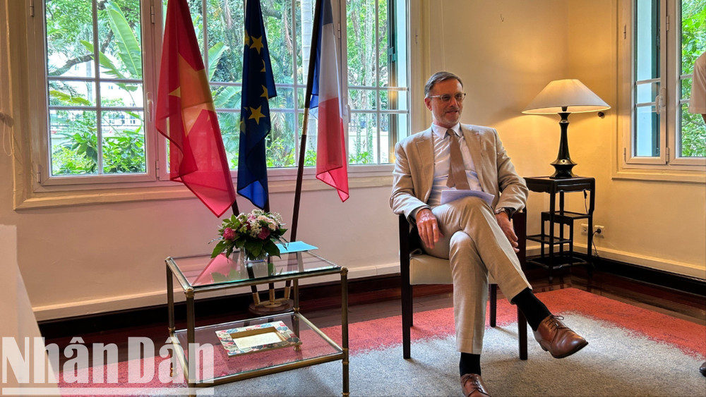 Đại sứ Cộng hòa Pháp tại Việt Nam Olivier Brochet trả lời phỏng vấn báo Nhân Dân. (Ảnh: HẢI YẾN) dai-su-phap-4-242.jpg