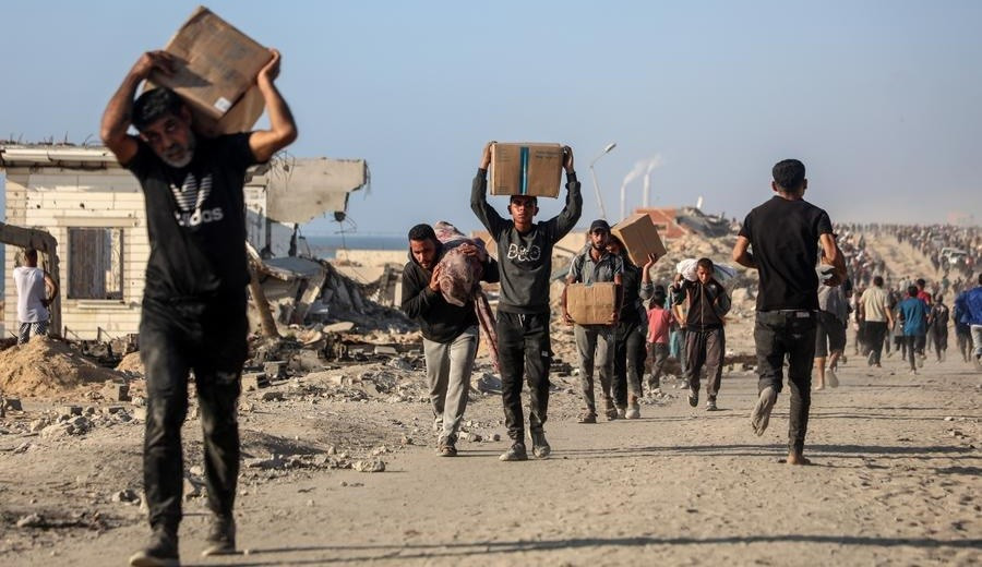 Người dân ở Dải Gaza nhận viện trợ ngày 16/6. (Ảnh: Tân Hoa xã)