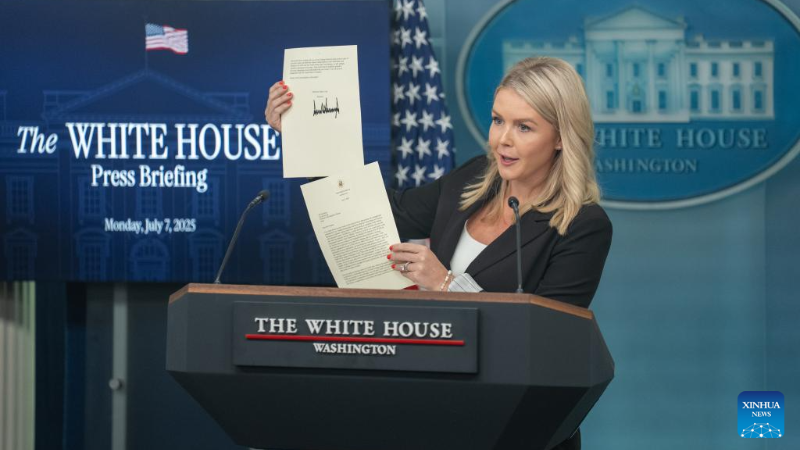 Thư ký báo chí Nhà Trắng Karoline Leavitt giới thiệu bức thư của Tổng thống Mỹ Donald Trump gửi Tổng thống Hàn Quốc trong buổi họp báo tại Nhà Trắng ở Washington ngày 7/7/2025. (Ảnh: THX)