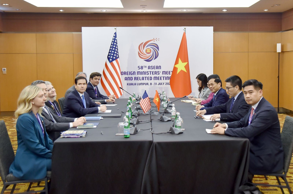 Phó Thủ tướng, Bộ trưởng Ngoại giao Bùi Thanh Sơn và Ngoại trưởng Marco Rubio thảo luận. (Ảnh: BNG) gap-nt-hoa-ky2.jpg